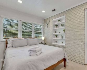 Restful Haven Near Savannah - King Bed - Pooler - Bedroom