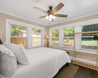 Newly Remodeled 3BR in Town · Cherry Street - Van Buren - Bedroom
