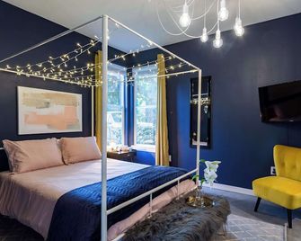 Modern ATX Mansion 6th Street - 3 min scooter - Austin - Bedroom