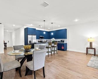 Cozy 4-bedroom home with AC and WiFi and more in delightful city of Greenacres - Greenacres City - Dining room