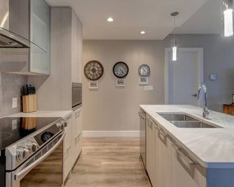 Gorgeous Victoria Downtown Hideaway - Victoria - Kitchen