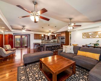 4-Bedroom Retreat Near Magic Sands Beach with Outdoor Living & Beach Gear - Kealakekua - Living room