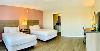 Econo Lodge Inn & Suites - Abilene - Bedroom