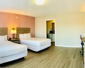 Econo Lodge Inn & Suites - Abilene - Bedroom