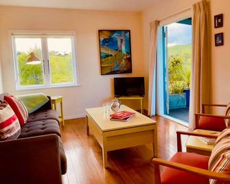 The Shearer's Cottage, Matauri Bay Retreat - Matauri Bay - Pokój dzienny