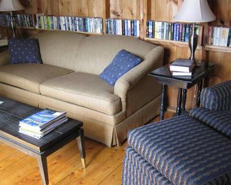 Pleasant , Sunny, Traditional Maine Cottage - Tenants Harbor - Living room