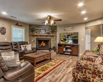 Rustic River Lodge By Honeybearcabins - Pigeon Forge - Pokój dzienny