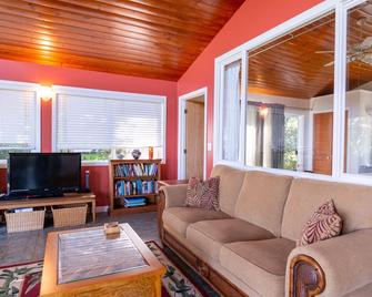 Waipio Glass House - Kukuihaele - Living room