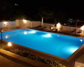 Sariza Spring Hotel - Apikia - Piscina