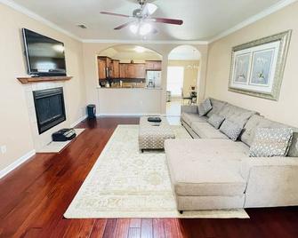 3 Bedroom located in bustling area of Abilene - Abilene - Living room