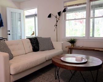 Book for a Week and Receive 15% Off! Book for a month and receive 20% off! - Clayton - Obývací pokoj