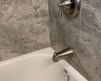 A beautiful Sunset Cottage - Hendersonville - Bathroom