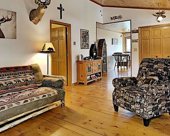 Little House In The Big Woods - Hayward - Вітальня
