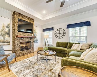 18 Mi to Fsu: Quaint Cottage on 8 Acres w/ Grill! - Tallahassee - Living room