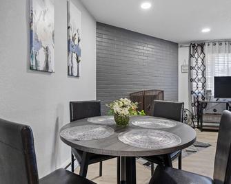 Beautiful remodeled 2 bedroom, walking distance from Downtown with AC - Olympia - Dining room