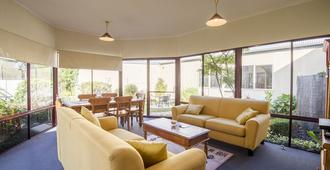 Tranquilles Bed and Breakfast - Devonport - Living room