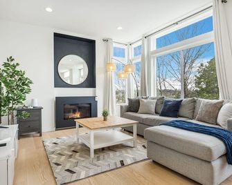 Air-Conditioned 3br/3.5ba Luxe Modern Home! - Seattle - Living room