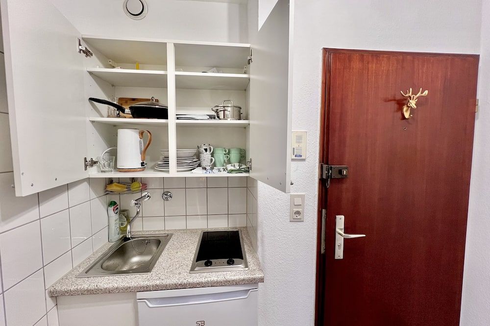 Stylish, Cozy & Quiet Apartment with one and half rooms in District 1 - דיסלדורף - מטבח