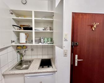 Stylish, Cozy & Quiet Apartment with one and half rooms in District 1 - Düsseldorf - Cocina
