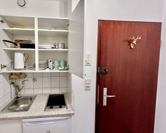 Stylish, Cozy & Quiet Apartment with one and half rooms in District 1 - Düsseldorf - Cucina