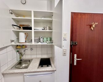 Stylish, Cozy & Quiet Apartment with one and half rooms in District 1 - דיסלדורף - מטבח