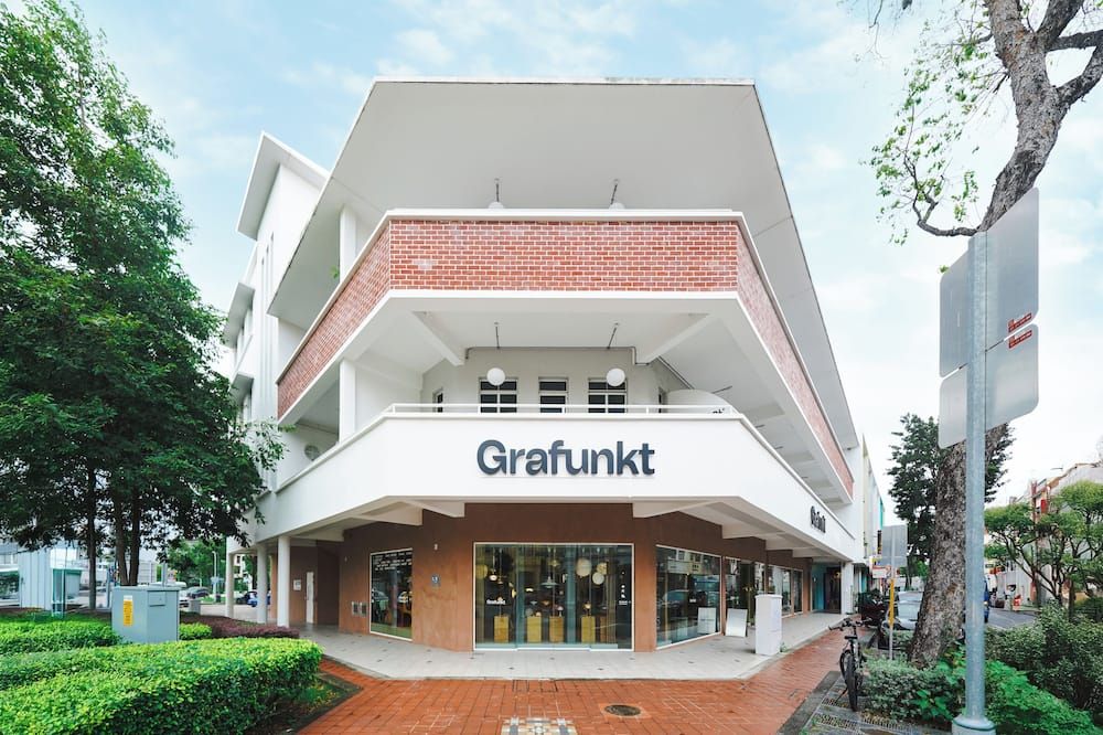 ستوريز جو تشيات، إيه هوتل باي كوف - بايا ليبار، سينجابور - نيولي رينو فاتد