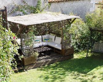 Family friendly, very comfortable house with private pool. Dordogne - Celles - Patio