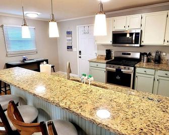 Cute & Cozy Lakeview House on Chain O Lakes with Hot Tub Option - Fox Lake - Cucina