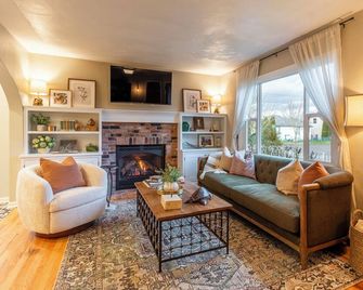 Delightful Downtown Retreat in the Willamette Wine Country - Newberg - Sala de estar
