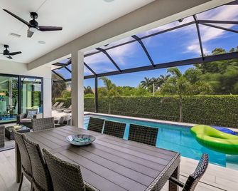 Modern home with outdoor kitchen and steps to beach - Marco Island - Bedroom