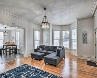 Blair Home with Game Room about 26 Mi to Omaha! - Blair - Sala de estar