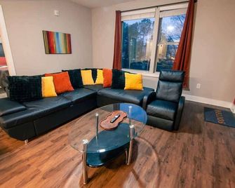 2 Bedroom Buckhead Suite - Atlanta - Living room