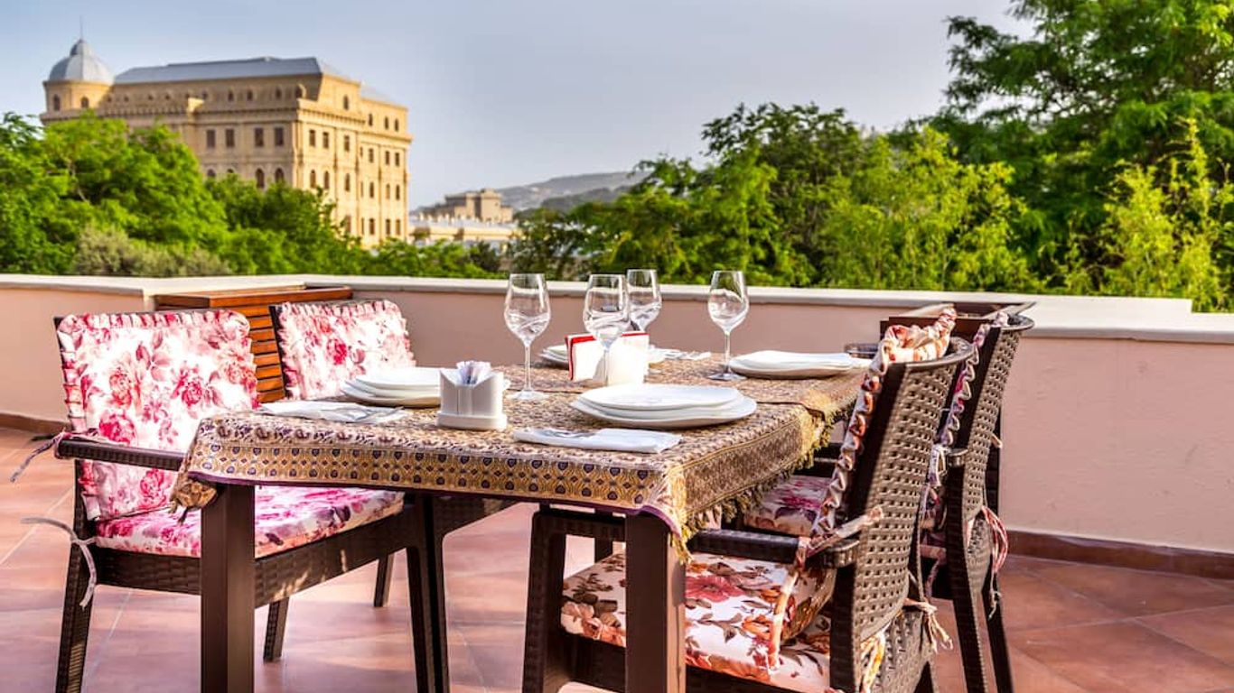 Premier Old Gates Hotel