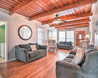 Murrells Inlet Upstairs Unit: 1 Block to Beach! - Murrells Inlet - Living room