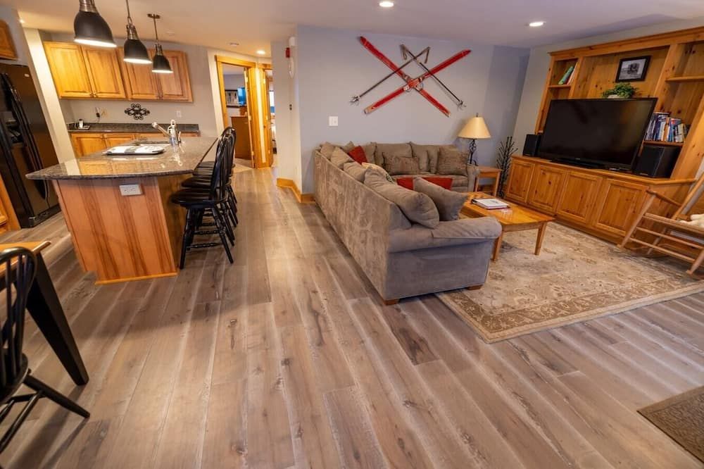 Beautiful Jay Peak ski-in/ski-out condo w/HOT TUB! - North Troy - Living room
