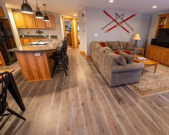 Beautiful Jay Peak ski-in/ski-out condo w/HOT TUB! - North Troy - Living room