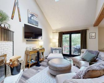 Cozy Condo In The Woods - Lincoln - Living room