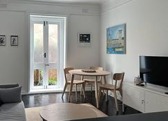 Central Manly apmt with level access - 2 mins walk to Wharf - Manly - Menjador