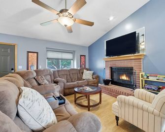 Relaxing Getaway with Outdoor Patio, Fire Pit, and Pool Table - วิชิตา - ห้องนั่งเล่น