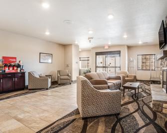 Cobblestone Hotel & Suites - Newport - Newport - Living room