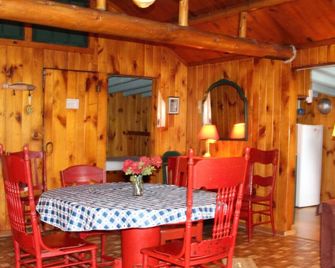 Adirondack Cabin in Saranac Lake - quiet, peaceful, timeless - Saranac Lake - Dining room