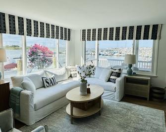 Newly Renovated Bayfront Charmer Walk to center of Beach Haven - Long Beach - Sala de estar