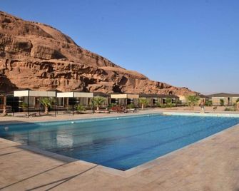 Al Sultana Luxury Camp - Valle de la Luna - Piscina