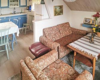 Gorgeous home in Ombo with kitchen - Hjelmeland - Living room