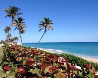 Casa Paradiso - A Sun Drenched Escape with Poolside Cabana Charm - West Palm Beach - Beach