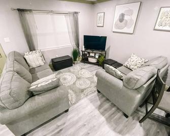 Modern Tiny Home - in Fort Myers Hotspot - Estero - Living room