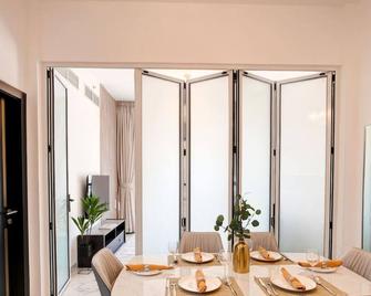 Vogue Elegance Olivz Residence by Danube - דובאי - חדר אוכל