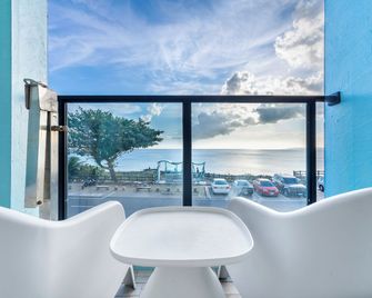 Jhai Wu - Hengchun Township - Balcony