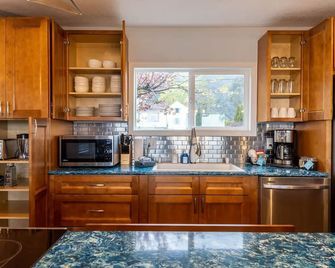 #stayinmydistrict Garibaldi Bay Views - Garibaldi - Keuken