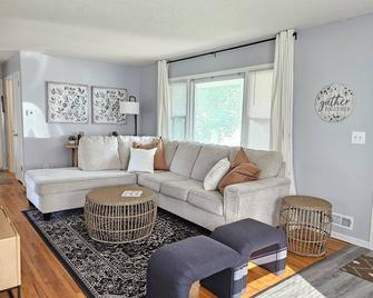 Mimi's Cottage - Conveniently located in the hub of the Cottage Grove. - Cottage Grove - Living room